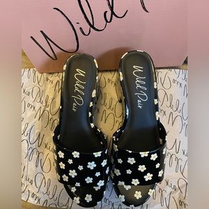 New Wild Pair Melborne Black Daisy Platform Slip-in Sandals